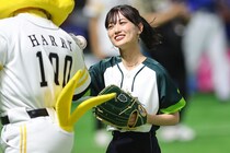 「可愛すぎるんですけど」人気女優が突如公開した“キュートな西武ユニ”姿が話題 「絶対に始球式よばれるね」「永遠の神推しが…」