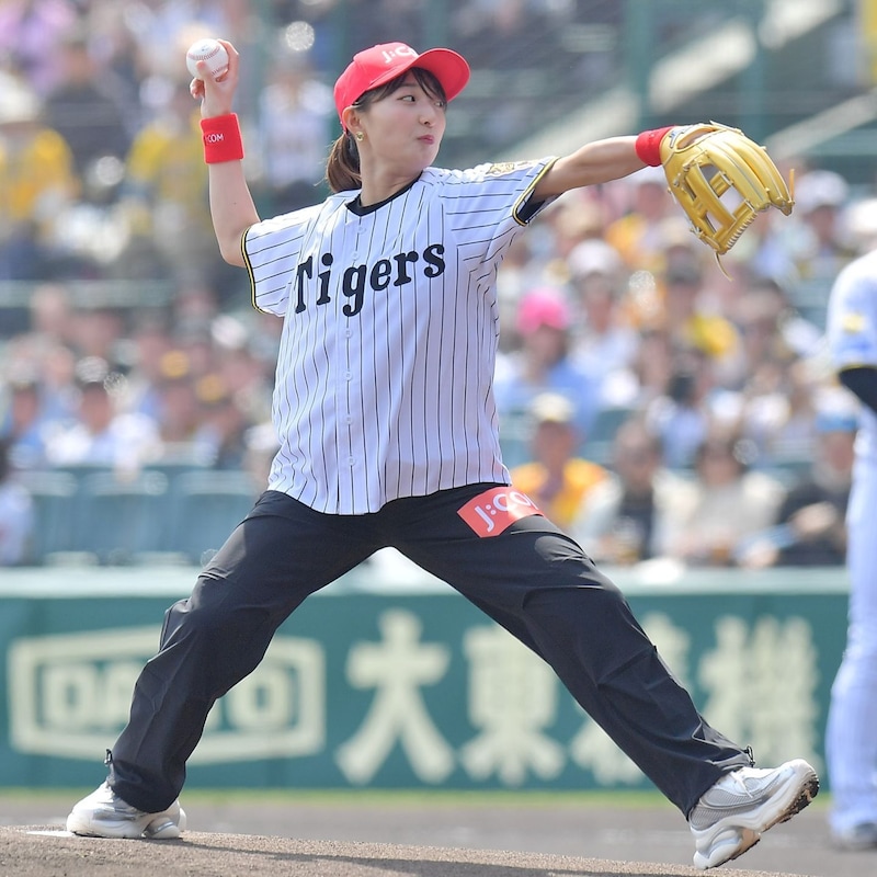 「可愛すぎましたぁ」甲子園に登場した国民的スケーターの“ギリノーバン始球式”が話題 「どよめきがすごかった」「綺麗なフォームでびっくり」