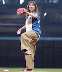 「41歳とかウソだろ」エスコン始球式を沸かせた人気タレントの“変わらぬキュートさ”に脚光 「ずっと可愛すぎ」「ほんと美人さんよね」
