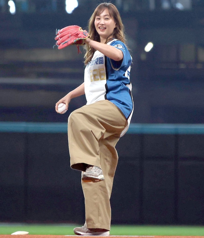 「41歳とかウソだろ」エスコン始球式を沸かせた人気タレントの“変わらぬキュートさ”に脚光 「ずっと可愛すぎ」「ほんと美人さんよね」