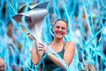 「継続性」が導いたWTA1000初優勝！世界23位コスチュクがマドリードを制し２週連続V「自分自身とチームを誇りに思う」＜SMASH＞