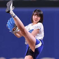 「めっちゃ美人さんでした」Ｂリーグ始球式にミニスカ姿で登場の“役満ボディ女子”が話題 「やっぱ勝負師だわ」「脚長すぎだろ」