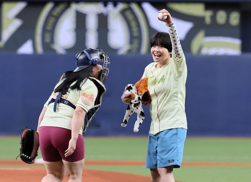「おおお、って声出た」京セラドーム始球式でガチ野球経験者の“人気女子芸人”が魅せた快速球にネット騒然 「よしこも頑張った」「ほんと可愛いんだよ」