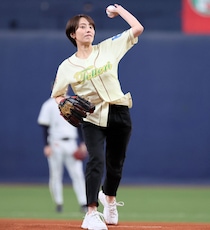 「まさかの登場でびっくり！」オリックス始球式の“ガチ野球好きな元日テレ女子アナ”に脚光 「サウスポーなんですね」「もうちょっとでノーバンやん」