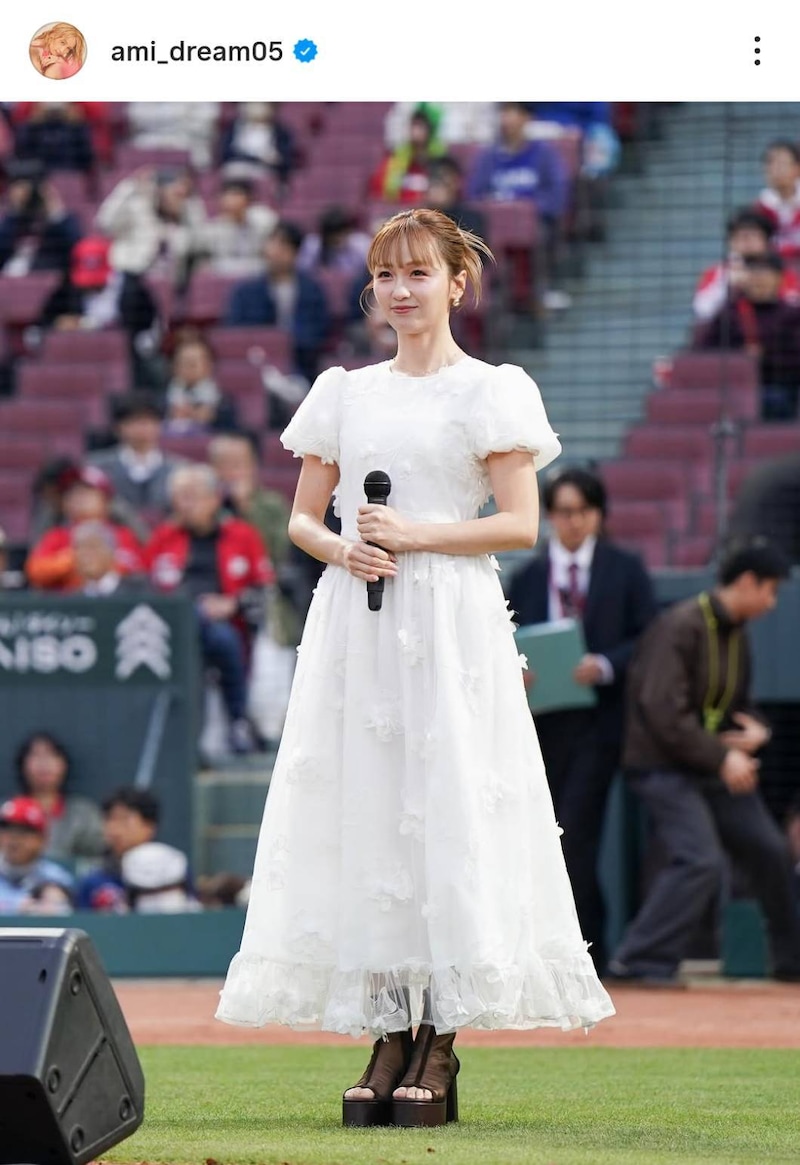 広島に降臨した“勝利の女神” 真っ白ワンピでスペシャルパフォ＆国歌独唱→中１日でサッカーユニ＆ミニスカルーズの美脚披露「どちらからもたくさんパワーもらいました」