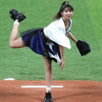 「ガチのガチですやん」日ハムをこよなく愛する現役人気アイドルの“歴代監督ツーショット集”に大反響 「この子はホンモノ」「なにこれ、凄すぎる」