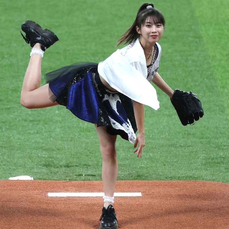 「ガチのガチですやん」日ハムをこよなく愛する現役人気アイドルの“歴代監督ツーショット集”に大反響 「この子はホンモノ」「なにこれ、凄すぎる」