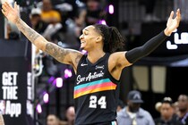「黒子のバスケでしか見たことない」NBAプレーオフで“まさかのシュート成功”「こんなの初めて見た」「これめちゃくちゃ難しいだろ」ファン驚愕