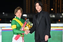 船橋競馬場に飛び交う異例の黄色い声援…大物“イケメン俳優”降臨に悲鳴続出「白馬の王子がぴったり」