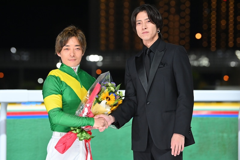 船橋競馬場に飛び交う異例の黄色い声援…大物“イケメン俳優”降臨に悲鳴続出「白馬の王子がぴったり」