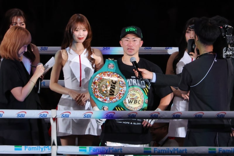 井上拓真戦の背後で目立った身長165cmのラウンドガール　美白トップレースクイーンに視線くぎ付け「めちゃくちゃ綺麗」「スタイル抜群」