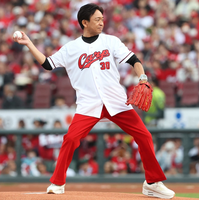 「魔球やん！」カープ始球式に登場した元TOKIOリーダーの“衝撃ボテボテ球”が話題 「一番カッコ悪いやつ」「見たことない投球フォーム」