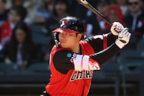 村上宗隆が15号ソロホームラン！ 相手右腕の153キロシンカーを逆方向スタンドに叩き込む！