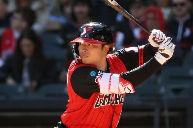 村上宗隆が15号ソロホームラン！ 相手右腕の153キロシンカーを逆方向スタンドに叩き込む！