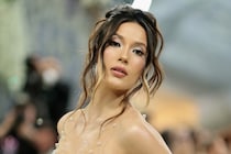 「信じられないほどゴージャス」１万5000個の泡!? 22歳スキー女王の“奇抜すぎる”ドレス姿に大反響「こんな美しい衣装見たことない」
