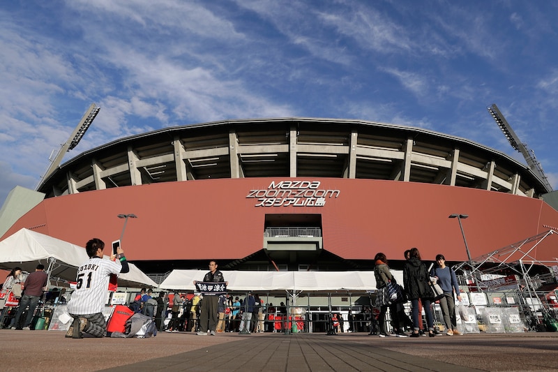 「かっこよすぎる」カープ始球式に学ラン姿で登場　“人気お笑い芸人”のノーバン投球に大反響「肩強い」「解説の方も褒めてた」