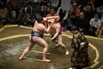 「ほんと47歳に見えない」大相撲中継に映り込み　“一世風靡タレント”に大反響「若すぎる」「イケメンいる」