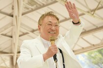 「溜席でピンクが目立ってるぅ」大相撲中継、美容界の超大物がド派手な“ドラえもん”シャツで登場