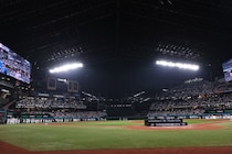 「めっちゃかわいい」エスコン降臨の“お天気キャスター”  日本ハムのユニ姿を披露「ハム女子？」「スタイル良くて素敵」