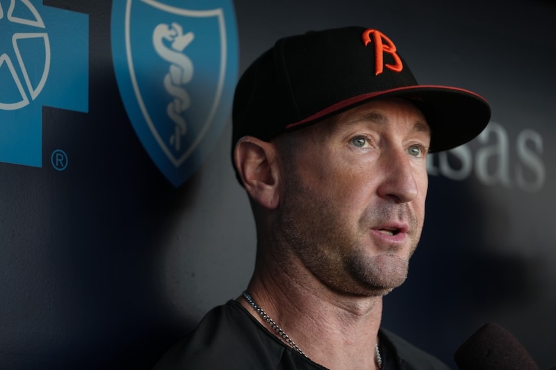 「次は自分で捕る!」顔面骨折経験アリのMLB監督、再び危険ファウル→まさかの“捕手化”が話題