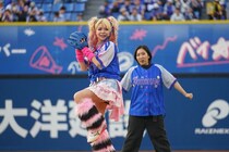 ハマスタをギャル色に染めた！ 人気女性芸人エルフ荒川がド派手な始球式で“ブチアゲ”「ベイスターズしか勝たん！」と絶叫
