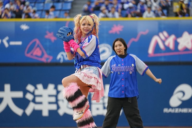 ハマスタをギャル色に染めた！ 人気女性芸人エルフ荒川がド派手な始球式で“ブチアゲ”「ベイスターズしか勝たん！」と絶叫