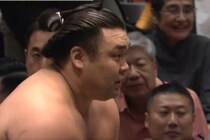 「弁当箱みたい」大関・霧島が両手で掴んだ“分厚い束”に視線集中　大量懸賞金に「えぐっ」「ぶあちぃ！」とファン驚嘆
