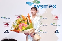 坂本花織が電撃結婚！ 引退会見での衝撃サプライズに会場どよめき「大学時代に出会った方」「私と真逆の方で常に冷静にものごとを考えられる人」