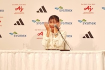 坂本花織が純白衣装で引退会見、開始３分で号泣「先生方、母の手紙にやられました」