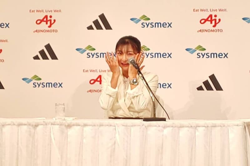 坂本花織が純白衣装で引退会見、開始３分で号泣「先生方、母の手紙にやられました」