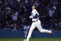 12試合ぶり待望の一発、天を仰いだ大谷翔平に米ファンも熱狂「涙が溢れてくるよ」「ヤツが帰ってきた」「サイ・ヤング候補がHR打っちゃってるよ」