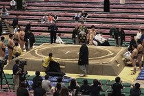 午前９時過ぎから観戦＆新弟子らに温かい拍手を送る“大相撲ガチ勢”の著名人にファン驚き「えぇ！ 前相撲からいる」「本当に好きなんだね」