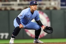 岡本和真のダイビングキャッチ＆正確な送球に称賛の声「えぐい守備」「結構前だよ。よく取ったな」