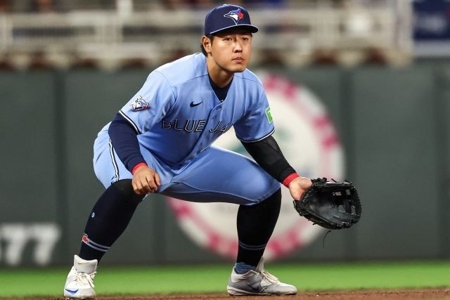 岡本和真のダイビングキャッチ＆正確な送球に称賛の声「えぐい守備」「結構前だよ。よく取ったな」