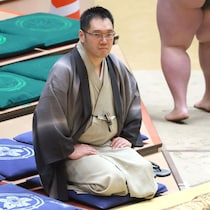 「親方感すごいな」大相撲中継に何度も映り込んだ“大人気講談師”が話題 「凄い席で観戦してる」「リアクションなくて渋いね」