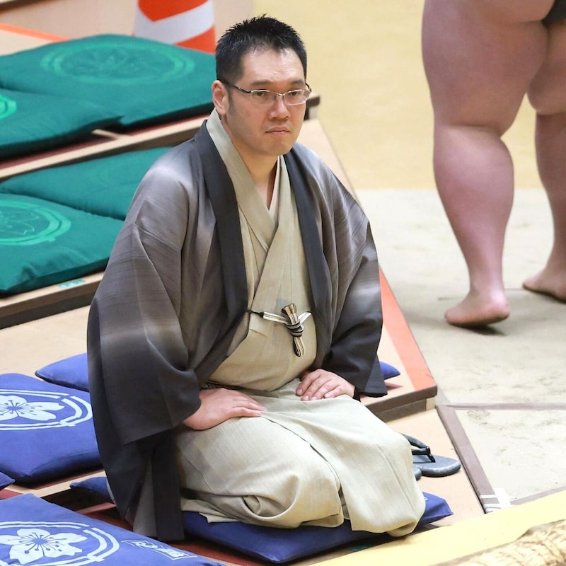 「親方感すごいな」大相撲中継に何度も映り込んだ“大人気講談師”が話題 「凄い席で観戦してる」「リアクションなくて渋いね」