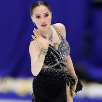 「めちゃくちゃ可愛いな」五輪金から８年…上海に舞い降りたザギトワの“激変スリムボディ”に反響続々 「すっかりセクシーになった」「天使のようだ」