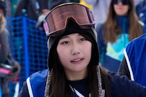 「ヤバすぎる」村瀬心椛、雪山ショット＆断崖絶壁でみせた衝撃トリック「こんな景色の中で一度は滑ってみたい」