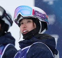 スキーウェア姿から一変！ 五輪モーグルで脚光浴びた日本女子が白バイ隊員「バイク姿カッコ良すぎ」「制服似合ってます！」