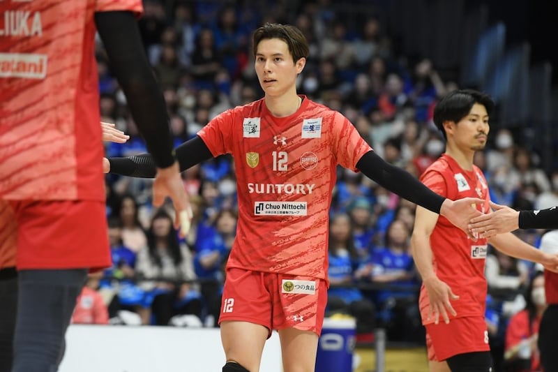 サントリーが頂上決戦を先勝！ 大阪ブルテオンを３-１で撃破、２季連続日本一に王手【SVリーグ男子ファイナル】