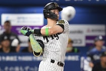 「なんでこれがスタンドインするんだよ」佐藤輝明、泳ぎながらのバックスクリーン弾にファン驚愕「えぐい」「早くメジャーに行け」