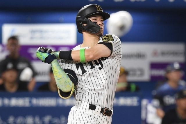 「なんでこれがスタンドインするんだよ」佐藤輝明、泳ぎながらのバックスクリーン弾にファン驚愕「えぐい」「早くメジャーに行け」