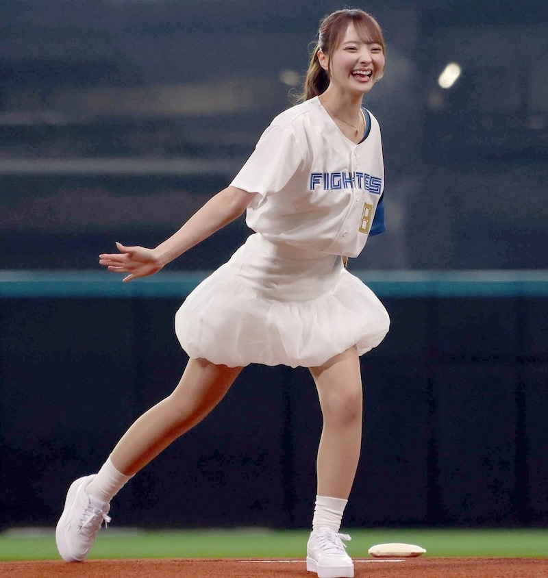 「めっちゃ可愛いんだけど！」エスコン始球式に登場した“まさかの美女ユニット”にネット衝撃 「青春だった」「顔出しされてたんですね」