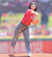 「まじで綺麗やった…」楽天始球式で人気女優が魅せた“ノーバン投球”にスタンド熱狂「卒業してからさらに可愛くなった」「東北の女神様」