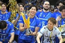西田有志が憧れる39歳の元日本代表が人生初の胴上げ「頼もしい後輩ばかり」クラブ一筋18シーズン、現役最後の公式戦で涙の日本一