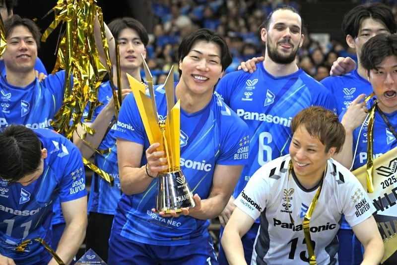 西田有志が憧れる39歳の元日本代表が人生初の胴上げ「頼もしい後輩ばかり」クラブ一筋18シーズン、現役最後の公式戦で涙の日本一