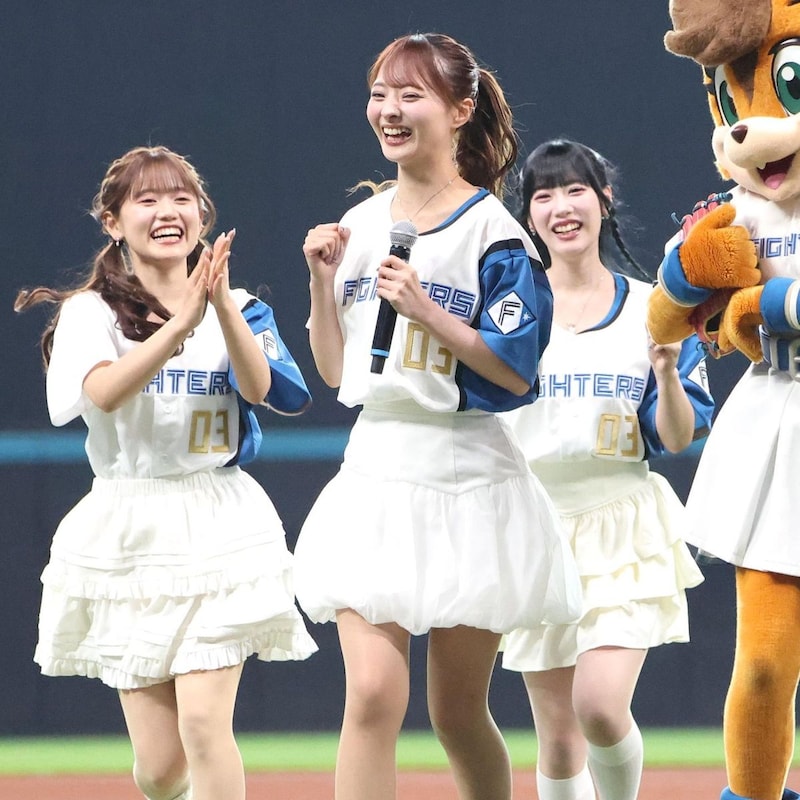 「３人ともまじ可愛い～」エスコン始球式に降臨した人気女子ユニットの“反則級きつねダンス”が話題 「ドストライクです」「尻尾ふりふりが最高」