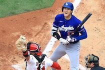「優しさからとっさに...」大谷翔平が打席で“珍行動”　ファンが意図を考察「他人を気遣う危機管理能力の高さ」「頭に飛んでくると思ったんじゃ」