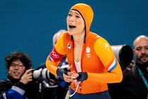 五輪女王が魅せた胸元ざっくりの艶やか“赤ドレス姿”に反響　レールダムの大胆VIPコーデに「最高にゴージャス」