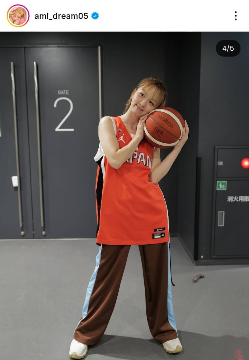 「えっ？！38歳なの」女子バスケ日本代表戦で国歌独唱を務めた“歌姫”　赤ユニ姿の美貌にため息「めっちゃ可愛い」